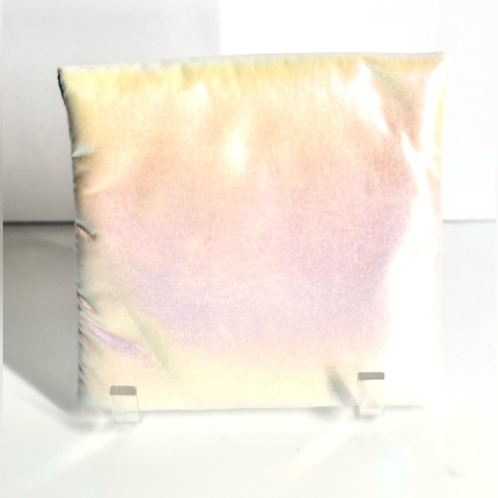 NWT Gucci Beauty Heart Mirror w/iridescent pouch - Picture 3 of 8